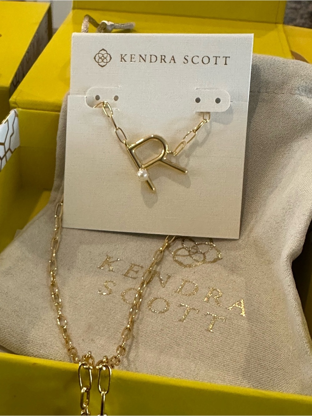 Kendra Scott Pearl Letter R Pendant Necklace- Gold White Pearl NEW - Picture 8 of 10